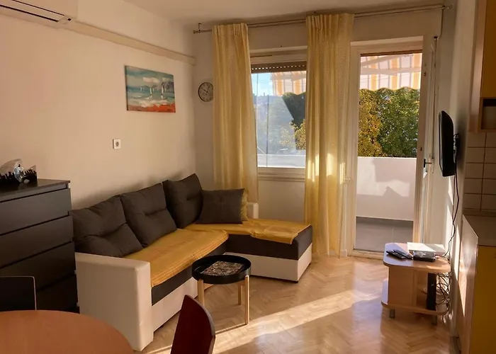 Sunny Near The Centar, Free Parking דירה